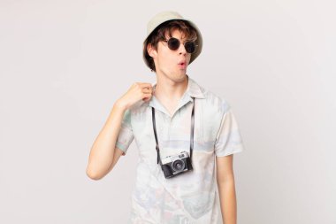 Genç gezgin ya da turist stresli, endişeli, yorgun ve hayal kırıklığına uğramış hissediyor.