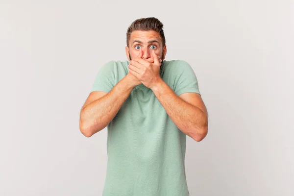 Jonge Knappe Man Bedekken Mond Met Handen Met Een Geschokt — Stockfoto