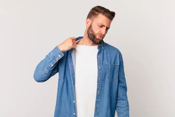 Jovem Homem Bonito Sentindo Estressado Ansioso Cansado Frustrado — Fotografia de Stock