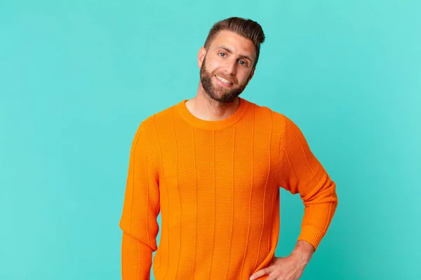 Jovem Bonito Homem Sorrindo Feliz Com Uma Mão Quadril Confiante — Fotografia de Stock