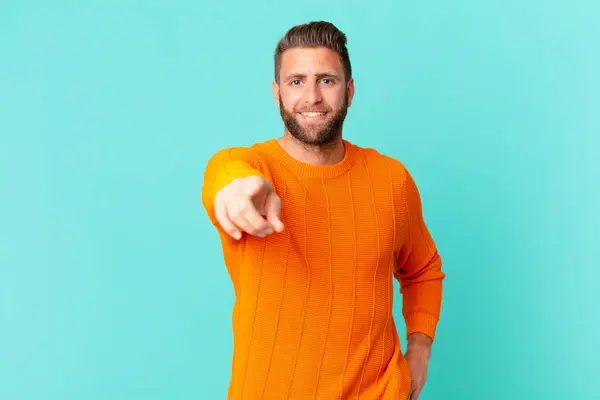 Joven Hombre Guapo Apuntando Cámara Elegirte — Foto de Stock