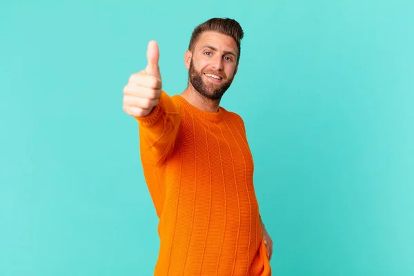 Joven Hombre Guapo Sentirse Orgulloso Sonriendo Positivamente Con Los Pulgares — Foto de Stock