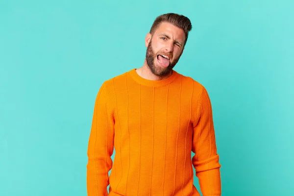 Joven Hombre Guapo Con Actitud Alegre Rebelde Bromeando Sacando Lengua — Foto de Stock