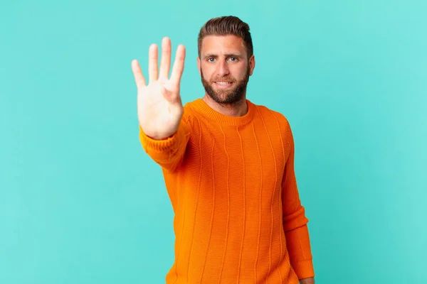 Joven Guapo Hombre Sonriendo Buscando Amigable Mostrando Número Cuatro — Foto de Stock