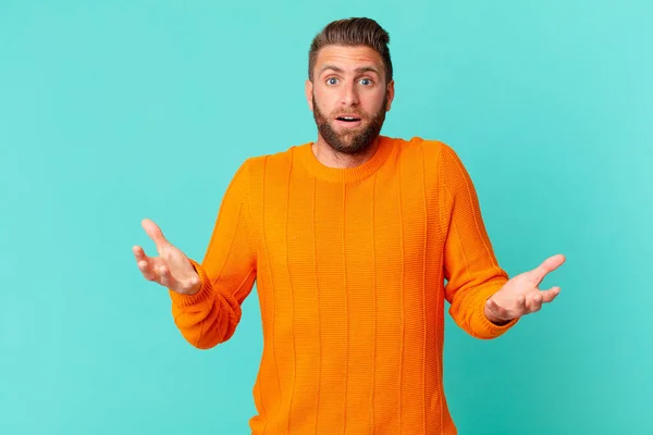 Junger Gutaussehender Mann Erstaunt Schockiert Und Überrascht Mit Einer Unglaublichen — Stockfoto