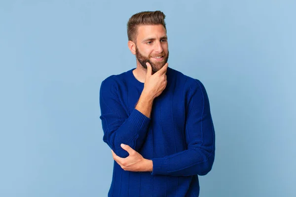 Jovem Homem Bonito Sorrindo Com Uma Expressão Feliz Confiante Com — Fotografia de Stock