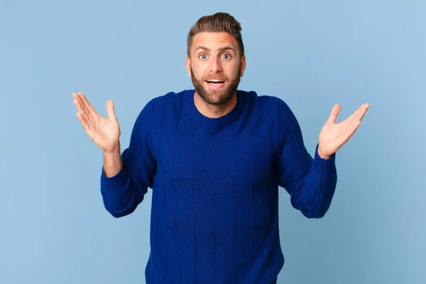 Joven Guapo Hombre Sintiéndose Feliz Asombrado Por Algo Increíble — Foto de Stock