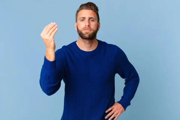 Joven Hombre Guapo Haciendo Capice Gesto Dinero Diciéndole Que Pague — Foto de Stock