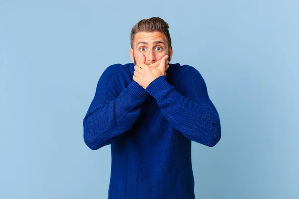 Joven Hombre Guapo Cubriendo Boca Con Las Manos Con Shock —  Fotos de Stock