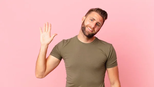 Junger Gutaussehender Mann Lächelt Glücklich Winkt Mit Der Hand Begrüßt — Stockfoto