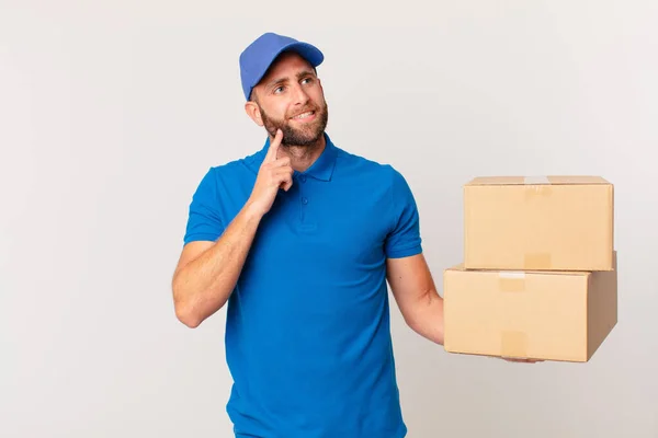 Jonge Knappe Man Die Vrolijk Lacht Dagdroomt Twijfelt Pakket Leveren — Stockfoto