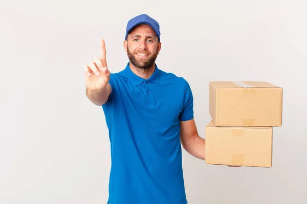 Der Junge Gut Aussehende Mann Lächelt Stolz Und Selbstbewusst Und — Stockfoto