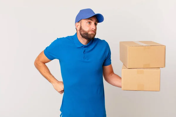 Jonge Knappe Man Die Zich Verward Onzeker Voelt Pakket Leveren — Stockfoto