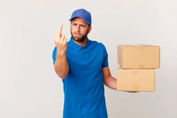 Joven Hombre Guapo Sintiéndose Enojado Molesto Rebelde Agresivo Paquete Entrega —  Fotos de Stock