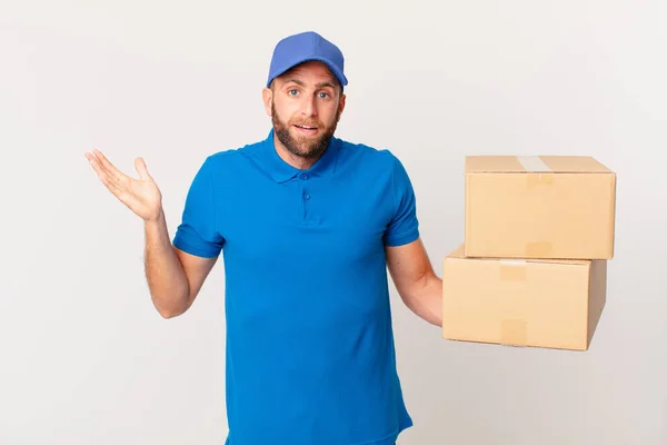 Jonge Knappe Man Die Zich Gelukkig Voelt Verrast Door Het — Stockfoto