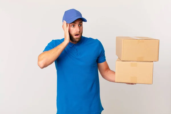 Ung Stilig Man Känner Sig Glad Upphetsad Och Överraskad Paketleveranskoncept — Stockfoto