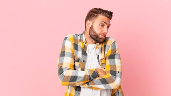 Junger Gutaussehender Mann Zuckt Mit Den Schultern Fühlt Sich Verwirrt — Stockfoto