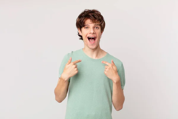 Joven Guapo Hombre Sintiéndose Feliz Apuntando Mismo Con Emocionado — Foto de Stock