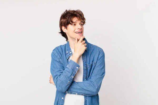 Joven Hombre Guapo Sonriendo Con Una Expresión Feliz Segura Con — Foto de Stock