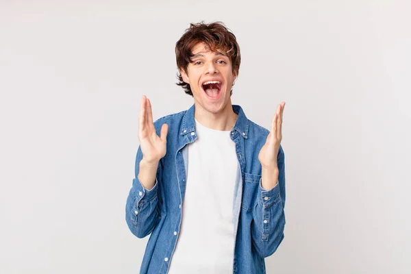 Joven Guapo Hombre Sintiéndose Feliz Asombrado Por Algo Increíble — Foto de Stock