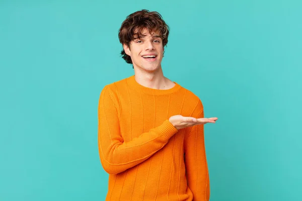 Joven Hombre Guapo Sonriendo Alegremente Sintiéndose Feliz Mostrando Concepto — Foto de Stock