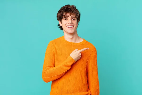 Jovem Bonito Homem Sorrindo Alegremente Sentindo Feliz Apontando Para Lado — Fotografia de Stock