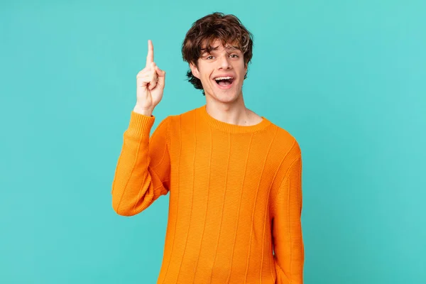 Joven Hombre Guapo Sintiéndose Como Genio Feliz Emocionado Después Darse — Foto de Stock