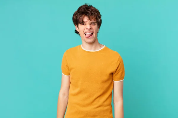 Joven Hombre Guapo Con Actitud Alegre Rebelde Bromeando Sacando Lengua —  Fotos de Stock