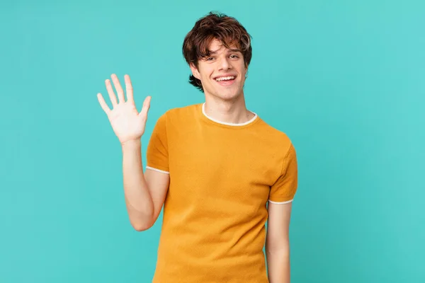 Joven Hombre Guapo Sonriendo Felizmente Saludando Con Mano Acogiendo Saludando — Foto de Stock