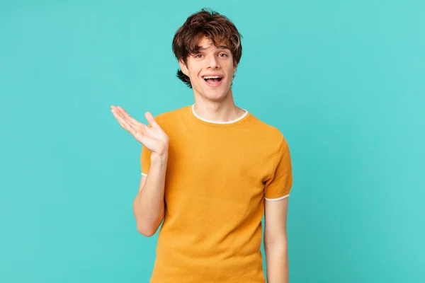 Jovem Bonito Homem Sentindo Feliz Surpreso Perceber Uma Solução Ideia — Fotografia de Stock