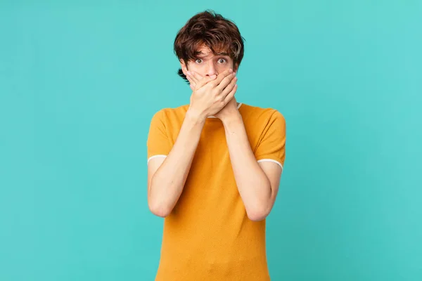 Jeune Bel Homme Couvrant Bouche Avec Les Mains Avec Choc — Photo