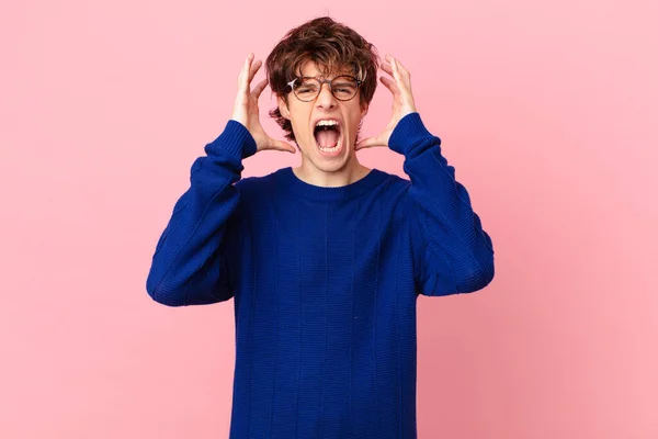 Joven Hombre Guapo Gritando Con Las Manos Alto Aire —  Fotos de Stock