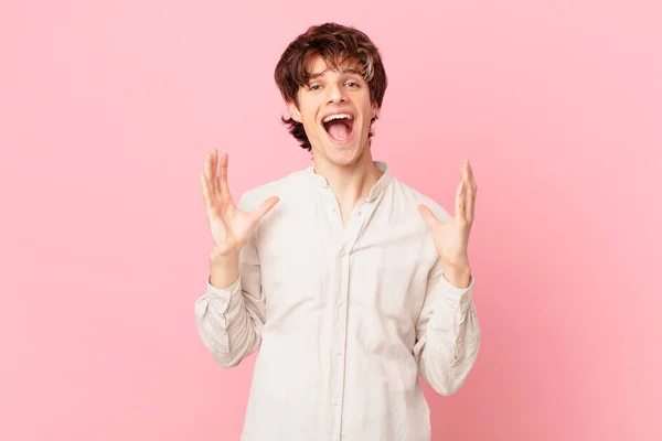 Jovem Homem Bonito Sentindo Feliz Surpreso Com Algo Inacreditável — Fotografia de Stock