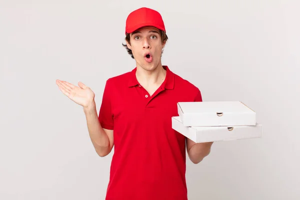 Pizza Entregar Hombre Mirando Sorprendido Sorprendido Con Mandíbula Caída Sosteniendo — Foto de Stock