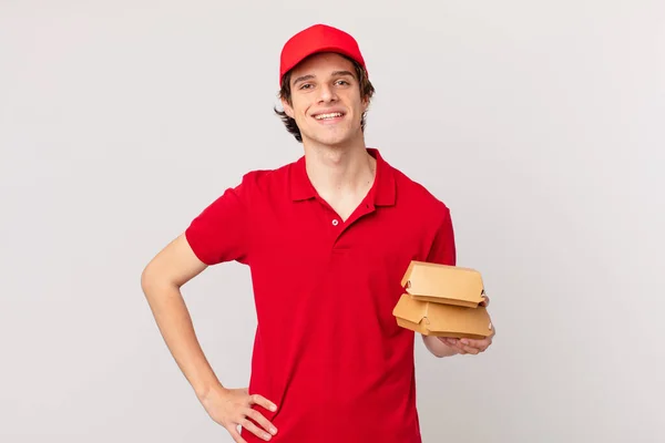 Hamburguesa Entregar Hombre Sonriendo Felizmente Con Una Mano Cadera Con — Foto de Stock