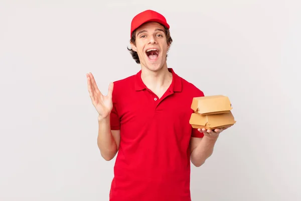Burger Dostarczyć Człowieka Czuje Się Szczęśliwy Zdumiony Czymś Niewiarygodnym — Zdjęcie stockowe