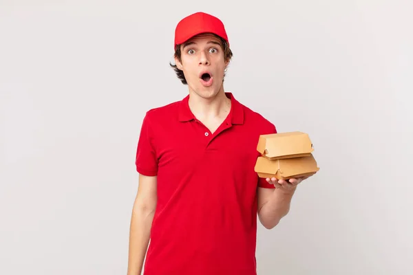 Hamburger Leveren Man Kijkt Zeer Geschokt Verrast — Stockfoto