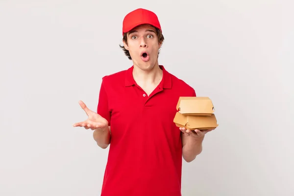 Burger Leveren Man Verbaasd Geschokt Verbaasd Met Een Ongelooflijke Verrassing — Stockfoto