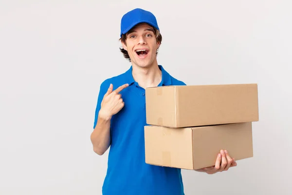 Paquete Entregar Hombre Sintiéndose Feliz Apuntando Mismo Con Una Emoción — Foto de Stock