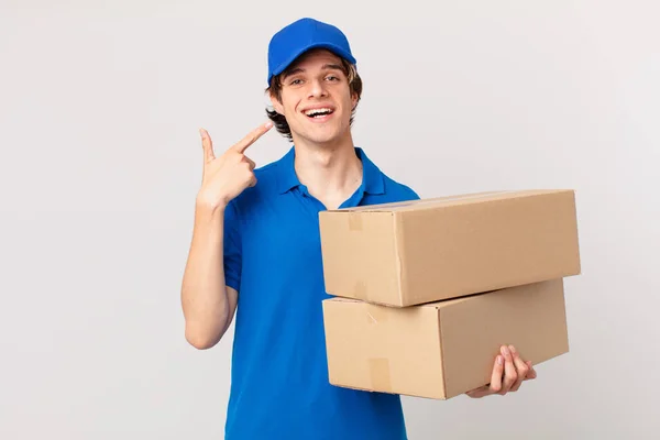 Paquete Entregar Hombre Sonriendo Con Confianza Señalando Propia Sonrisa Amplia — Foto de Stock