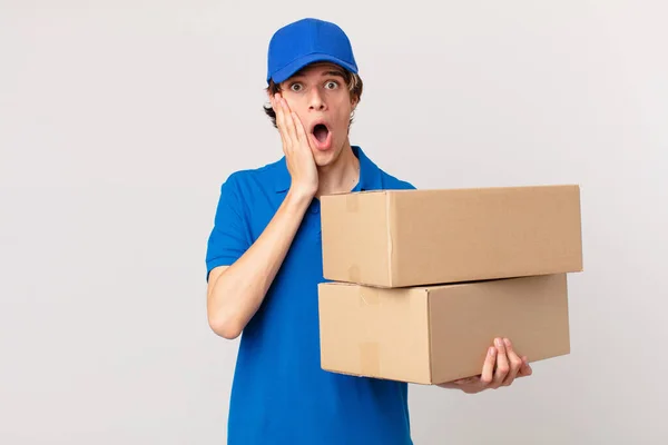 Package Deliver Man Feeling Shocked Scared — Stock Photo, Image