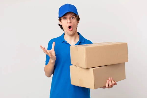 Package Deliver Man Feeling Extremely Shocked Surprised — Stock Photo, Image