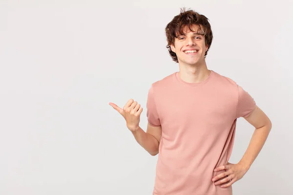 Jovem Bonito Homem Sorrindo Feliz Com Uma Mão Quadril Confiante — Fotografia de Stock