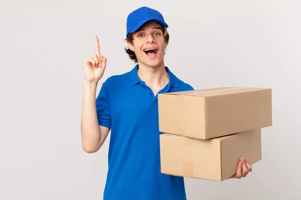 Paquete Entregar Hombre Sintiéndose Como Genio Feliz Emocionado Después Realizar — Foto de Stock