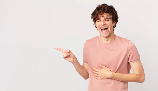 Genç Yakışıklı Adam Komik Bir Şakaya Yüksek Sesle Gülüyor — Stok fotoğraf