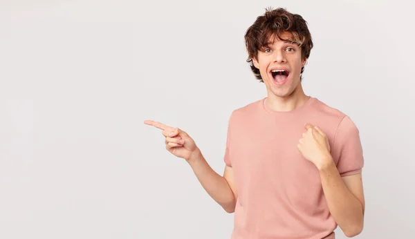 Joven Guapo Hombre Sintiéndose Feliz Apuntando Mismo Con Emocionado — Foto de Stock