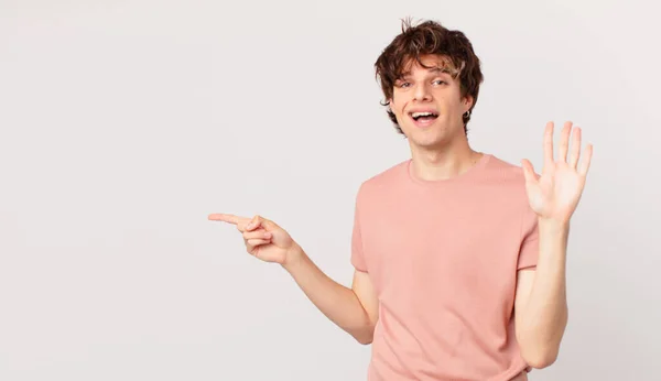 Jovem Bonito Homem Sorrindo Feliz Acenando Mão Acolhendo Cumprimentando Você — Fotografia de Stock