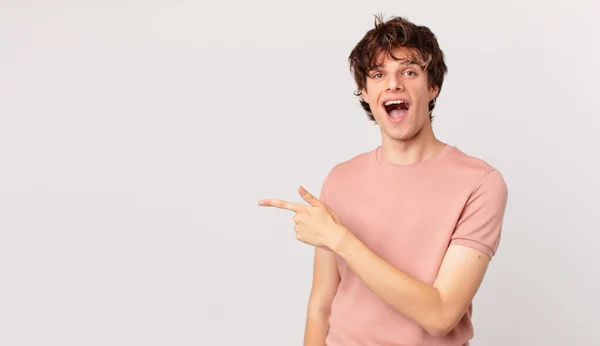 Joven Guapo Hombre Mirando Emocionado Sorprendido Señalando Lado — Foto de Stock