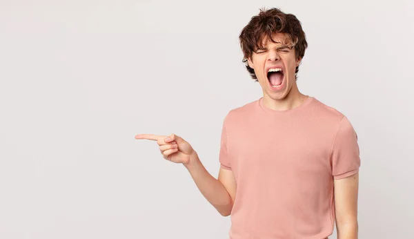 Jovem Bonito Homem Gritando Agressivamente Olhando Muito Com Raiva — Fotografia de Stock