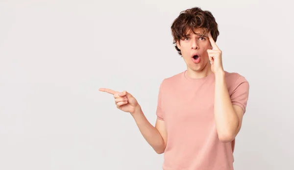 Joven Hombre Guapo Mirando Sorprendido Realizando Nuevo Pensamiento Idea Concepto — Foto de Stock